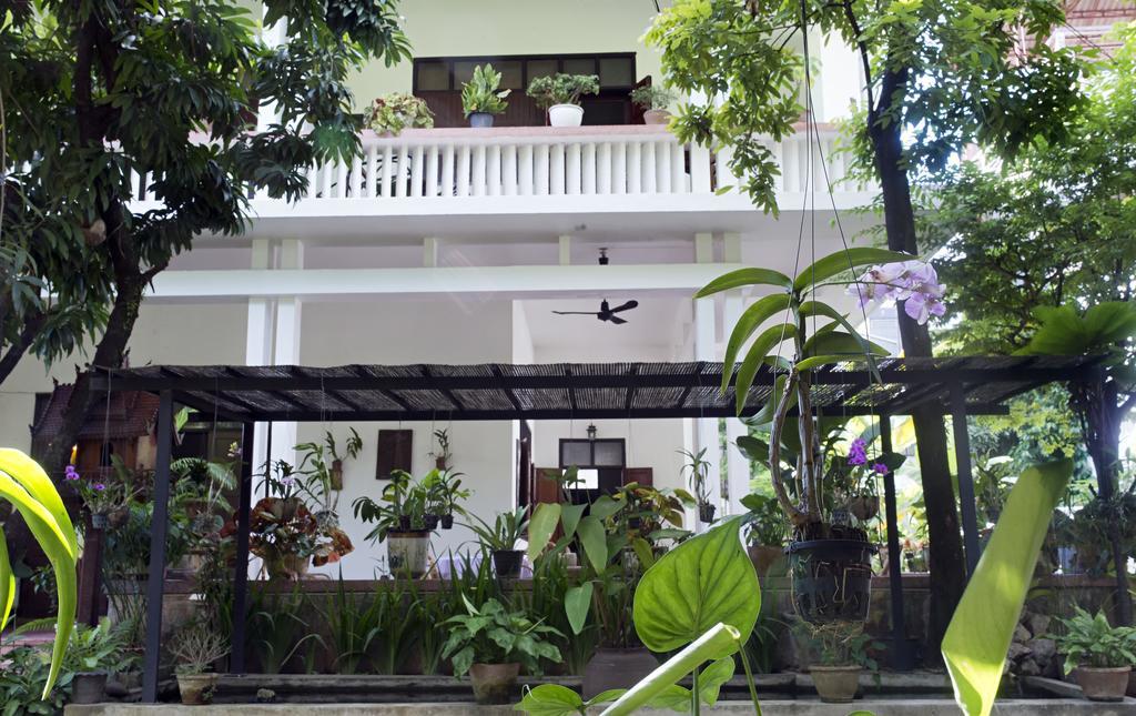Lani'S House By The Ponds Hotel Vientiane Exterior photo